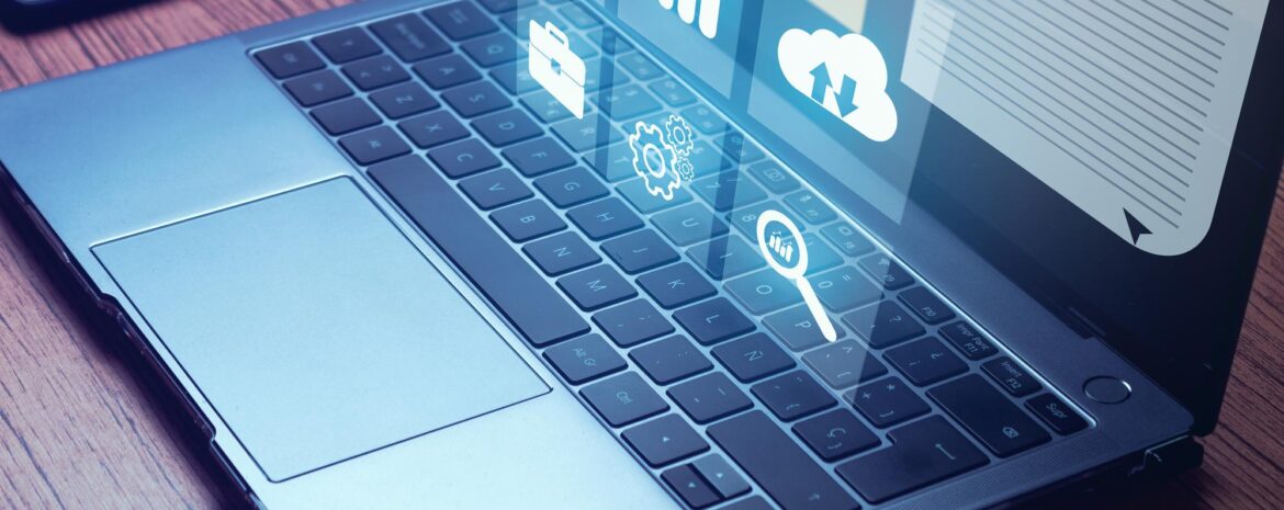 Emprunteuse comparant des documents contractuels sur ordinateur