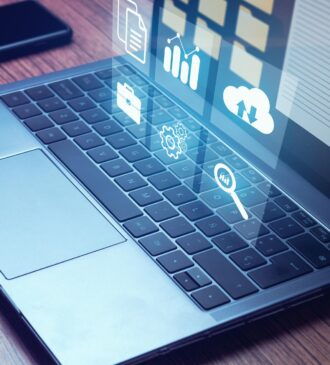 Emprunteuse comparant des documents contractuels sur ordinateur
