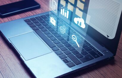 Emprunteuse comparant des documents contractuels sur ordinateur