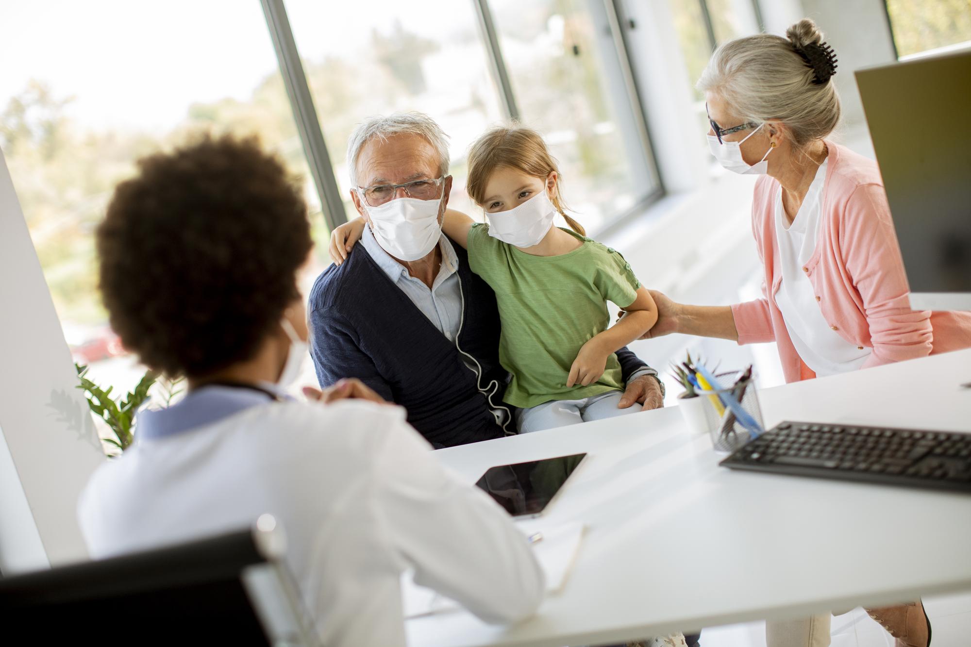 Famille échangeant avec une médecin sur ses besoins de santé