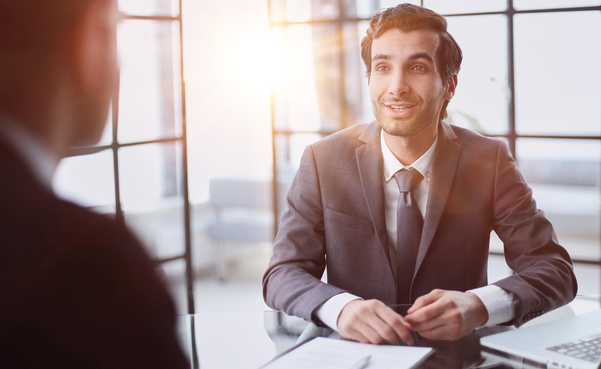 Client écoutant les recommandations d’un conseiller avant de comparer une couverture