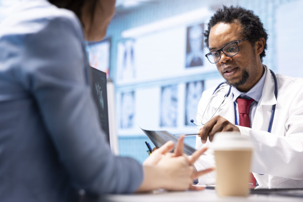 Professionnel de santé examinant une radiographie