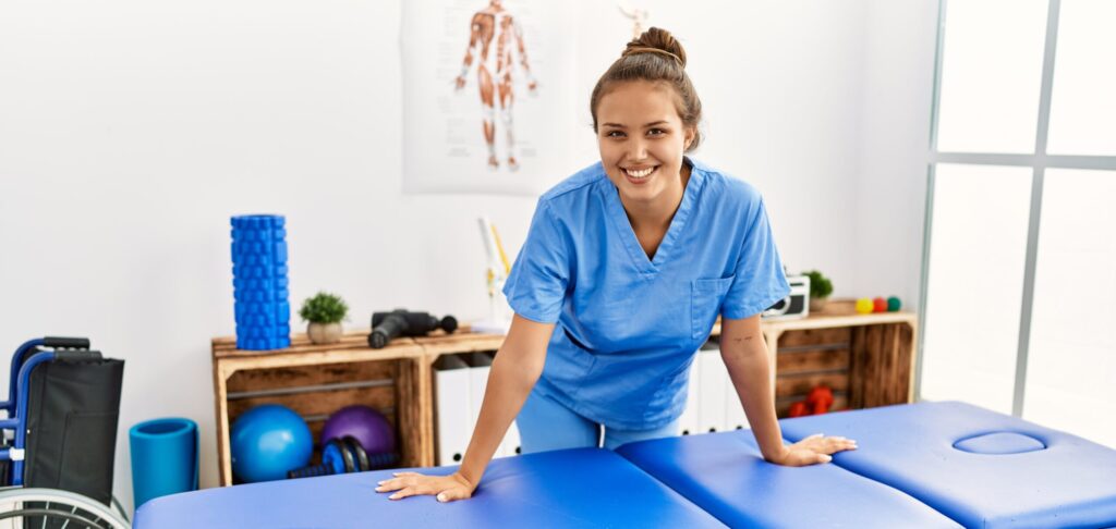 Professionnelle de rééducation dans son cabinet