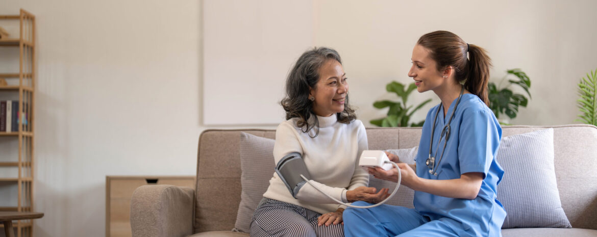 Mesure de la tension d’une personne âgée à domicile