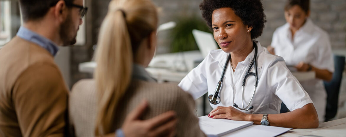 Consultation d’une professionnelle de santé avec un couple