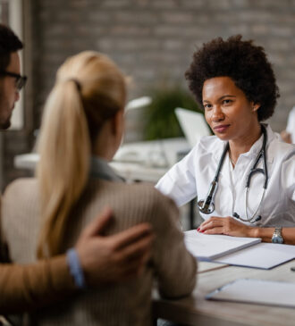 Consultation d’une professionnelle de santé avec un couple