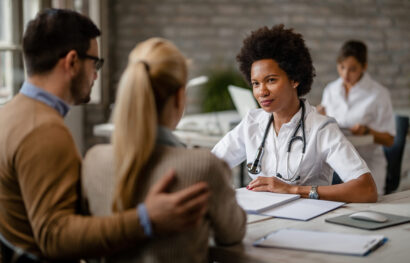 Consultation d’une professionnelle de santé avec un couple