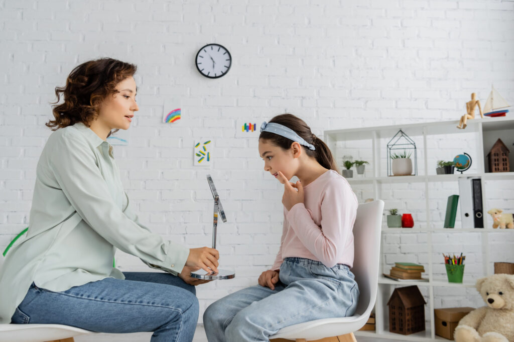 Exercice d’articulation avec un miroir