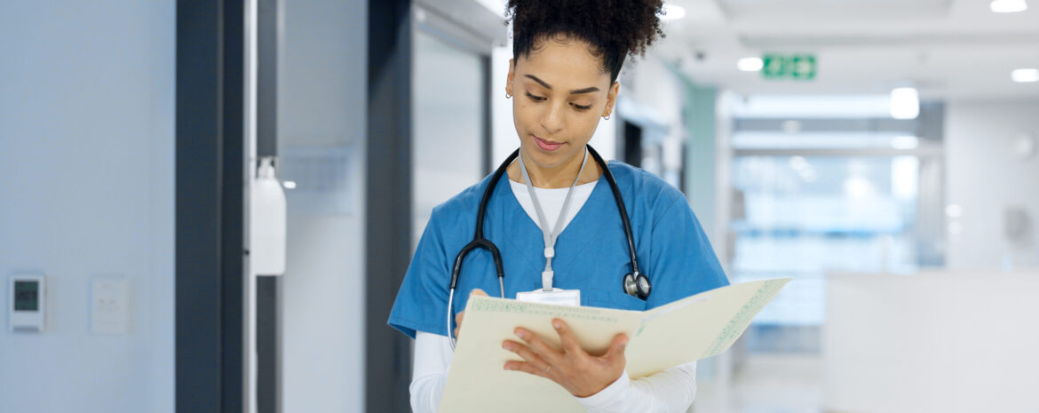 Infirmière vérifiant les documents utiles à son assurance professionnelle