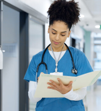 Infirmière vérifiant les documents utiles à son assurance professionnelle