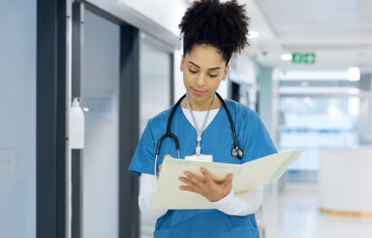 Infirmière vérifiant les documents utiles à son assurance professionnelle