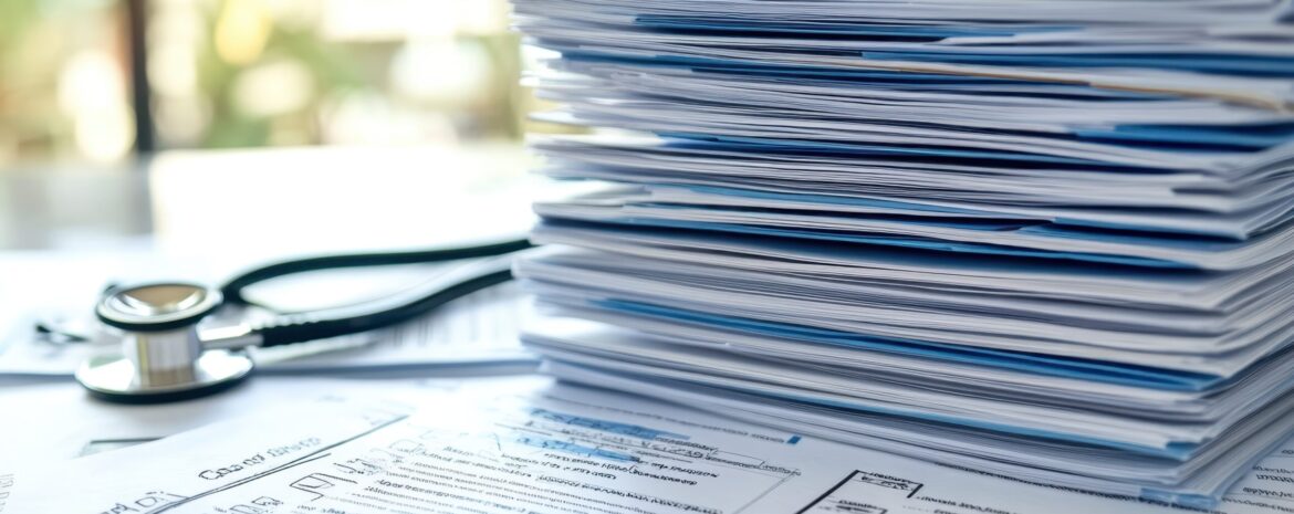 Documents professionnels et stéthoscope sur un bureau