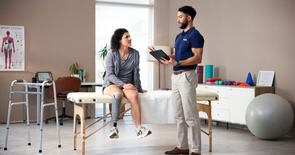 Consultation de rééducation avec un patient appareillé